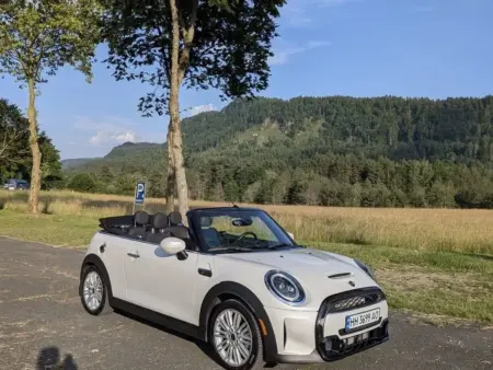 Foto 02 mini cooper s cabrio 2024 white front three quarter roof open