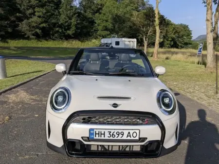 Foto 03 mini cooper s cabrio 2024 white front roof open